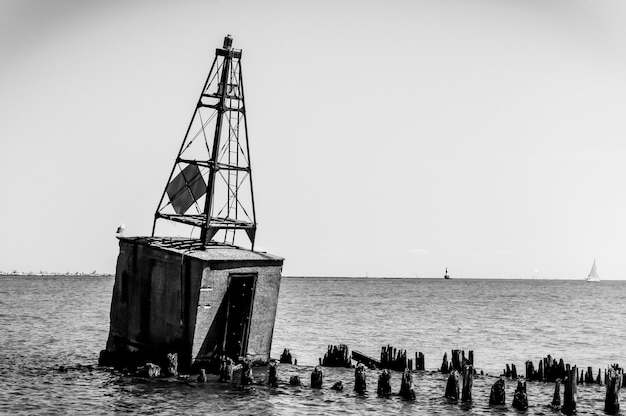 Foto oude boei in de zee tegen een heldere lucht