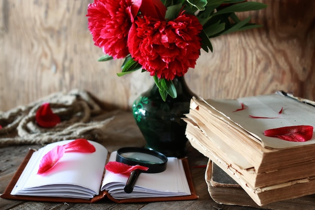 Oude boekbloem op houten tafel