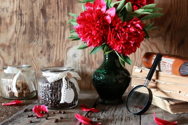 Oude boekbloem op houten tafel