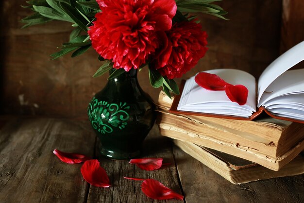 Oude boekbloem op houten tafel