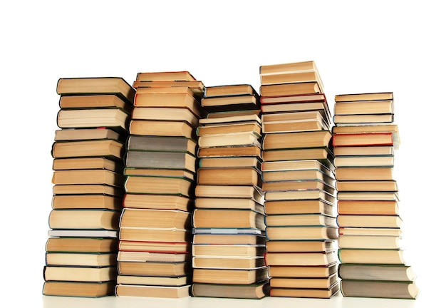 Oude boeken geïsoleerd op wit