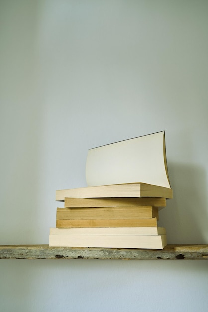 Oude boeken op een houten plank.