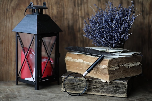 Oude boeken op een houten tafel en glazen vergrootglas