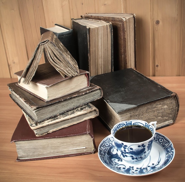 Foto oude boeken op een houten tafel