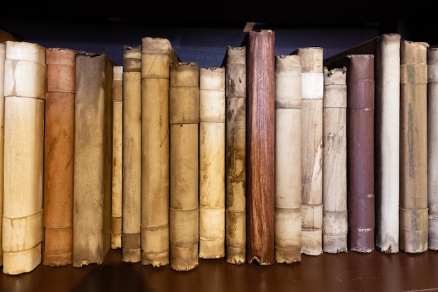 Oude boeken op een plank in een bibliotheek. Oude boekenkast