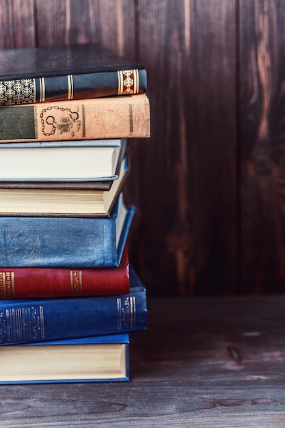 Oude boeken op houten tafel. De bron van informatie