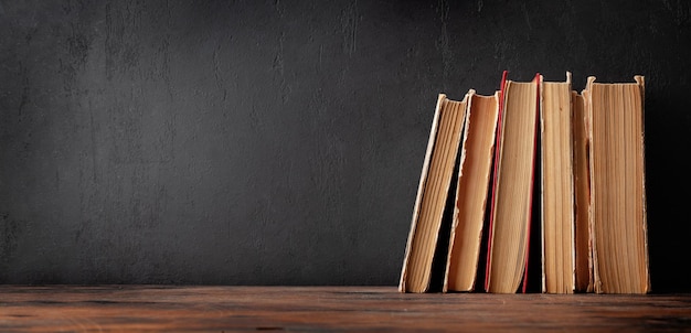 Oude boeken op houten tafel en bord