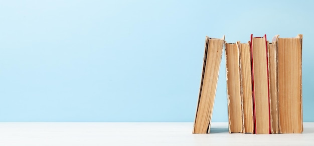 Oude boeken op houten tafel en kopie ruimte