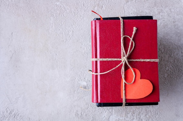 Oude boeken vastgebonden met touw met rood papier hart kopie ruimte bovenaanzicht