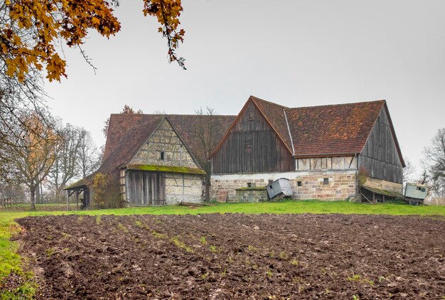 oude boerderij in de herfsttijd