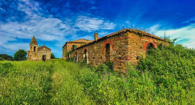 Oude boerderij met kerk Calabrië Italië