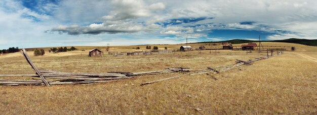 Foto oude boerderij op het eiland olkhon, het baikalmeer