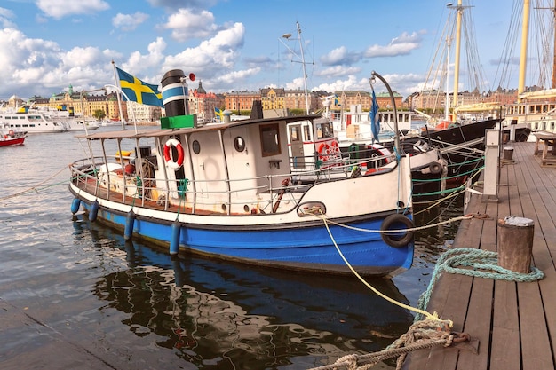 Foto oude boot aan de waterkant van stockholm, zweden