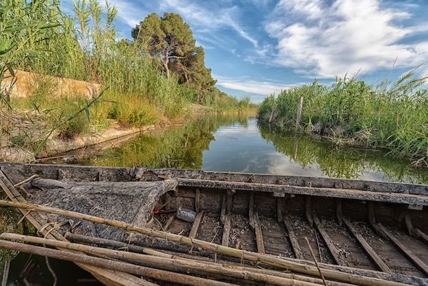 Oude boot op de kade