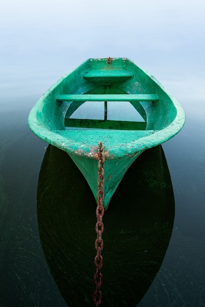 Oude boot op het perspectief van het meer