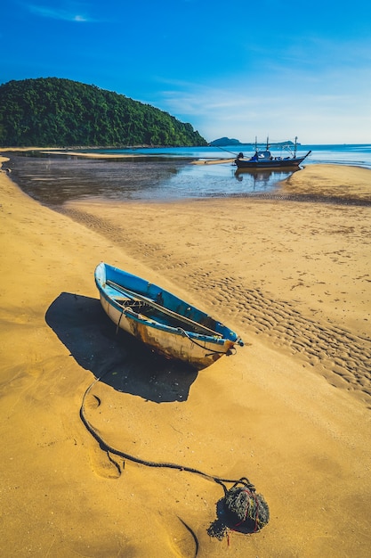 Oude boot op het strand