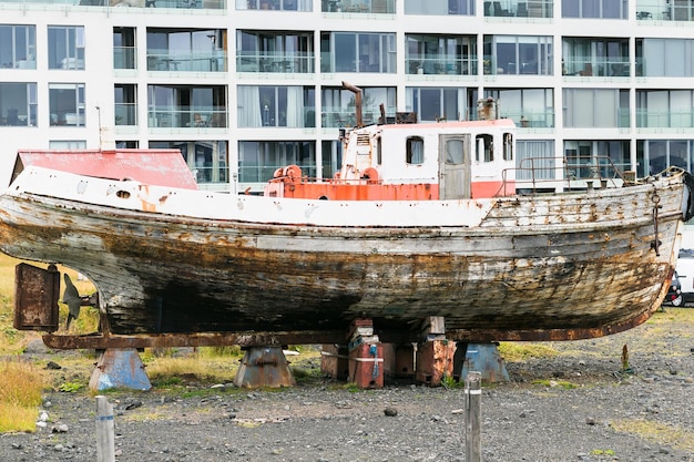 Oude boot op straat in de stad Reykjavik