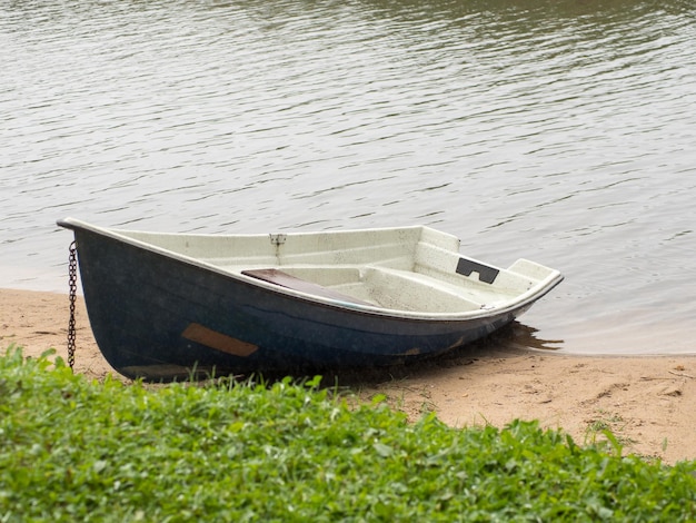 Oude boten op de zandige kust houten boot op het zand bij het meer