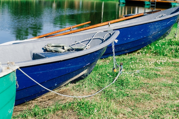 Oude boten op een meer, schoonheidswereld. Retro stijl.