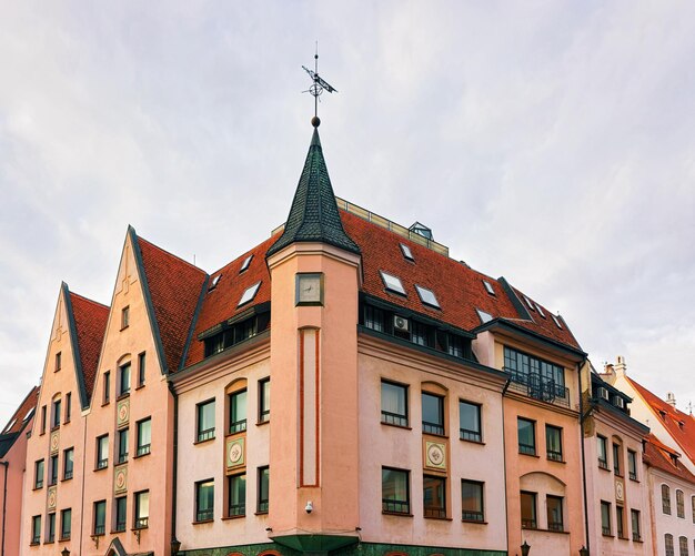 Foto oude bouwarchitectuur in het stadscentrum in riga, letland.