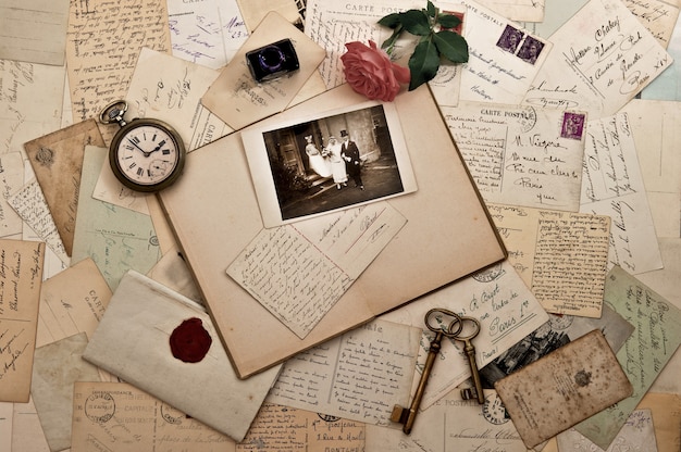 Oude brieven, foto's en ansichtkaarten. nostalgische vintage bruiloft achtergrond