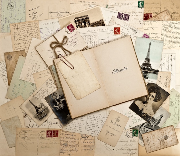 Oude brieven Franse postkaarten en lege open boek nostalgische vintage achtergrond