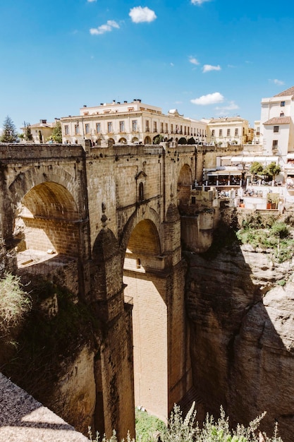Oude brug op grote hoogte gelegen in het Andalusische dorp Ronda