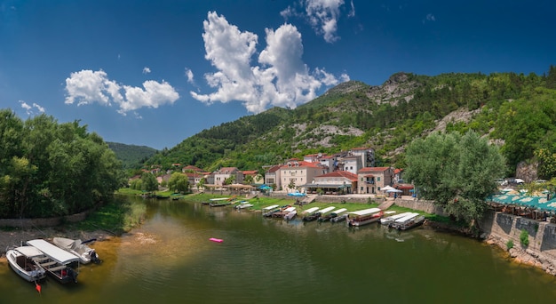 Oude brug over Crnojevica-rivier in Montenegro