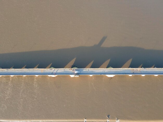 Foto oude brug over de rivier de maritsa in de stad svilengrad, bulgarije