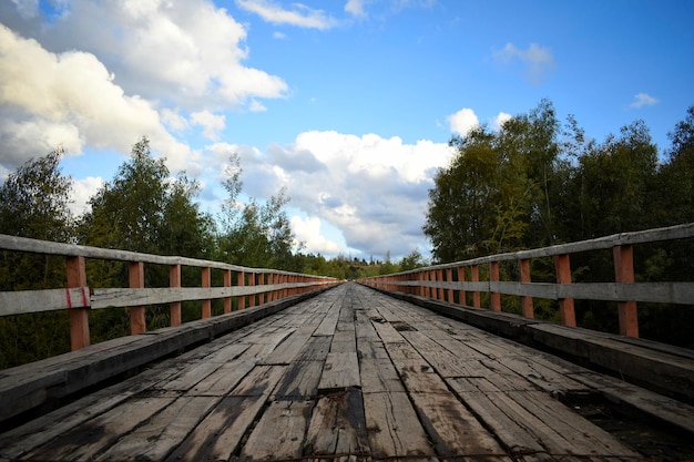 Oude brug weg blauwe lucht behang