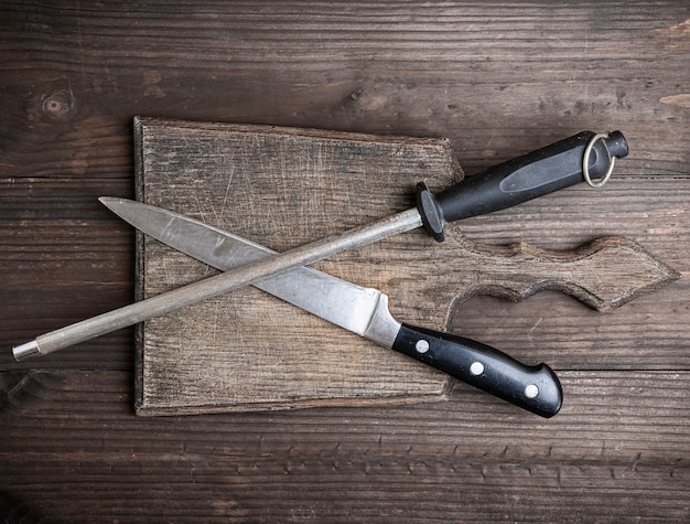 oude bruine houten snijplank en mes met verscherping