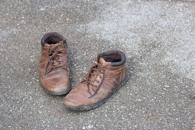 Oude bruine leren schoenen op de vloer