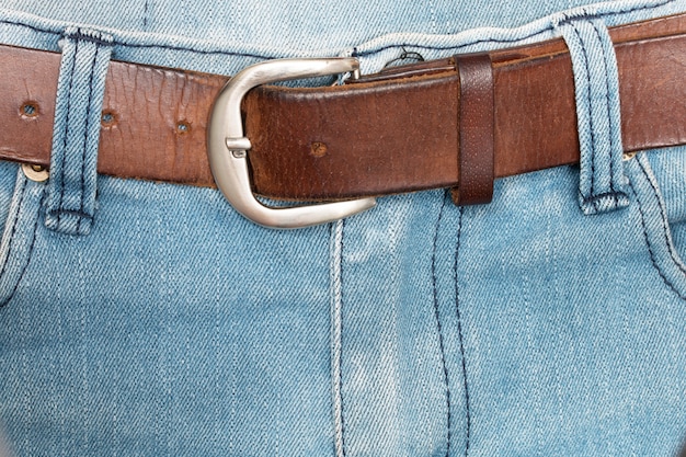 Oude bruine riem met jeans.