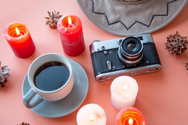 Oude camera en koffie toeristische hoed en kaarsen reistour