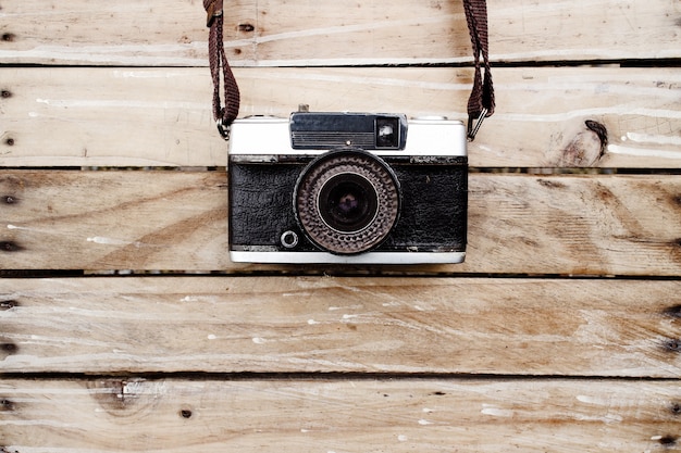 Oude camera en op houten tafel