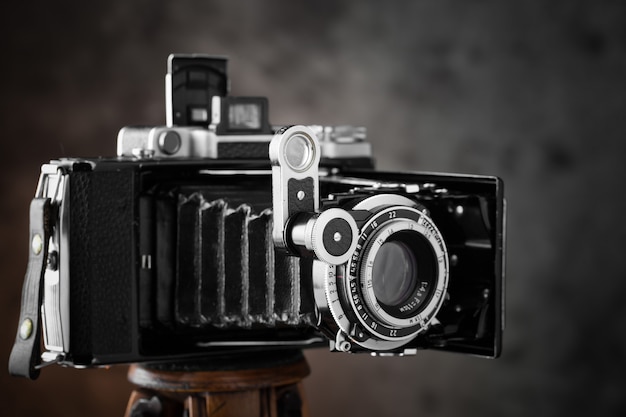 Oude camera op een oude achtergrond op een close-up tafel