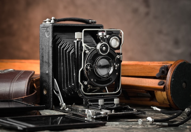 Oude camera op een oude achtergrond op een close-up tafel