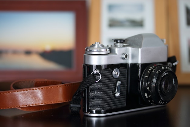 Oude camera op houten tafel.