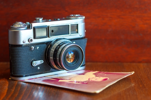 Foto oude camera staat op de tafel