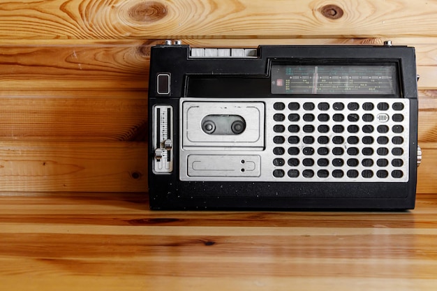 Oude cassetterecorder op houten achtergrond.