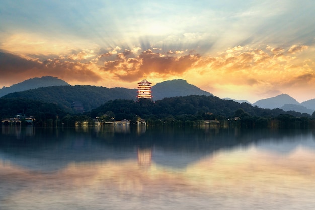 Oude Chinese Pagode bij Zonsondergang, het Westenmeer, Hangzhou, China