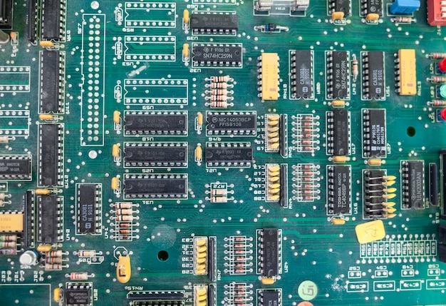 Oude computerchips die niet meer werken. Niet werkende microshops met transistors, chipsgeleiders