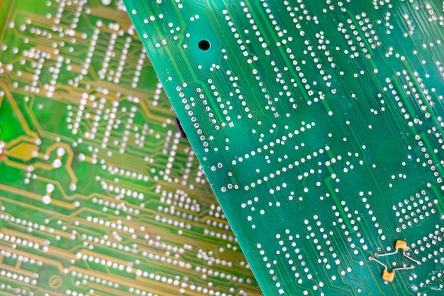 Oude computerchips die niet meer werken. niet werkende microshops met transistors, chipsgeleiders