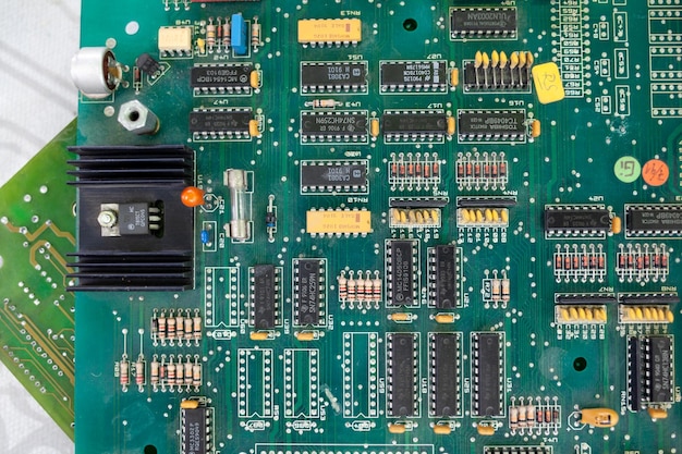 Oude computerchips die niet meer werken. Niet werkende microshops met transistors, chipsgeleiders