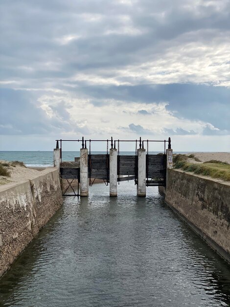 Foto oude dam op de rivier