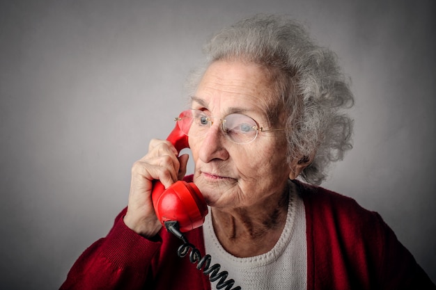 Oude dame die op de telefoon spreekt