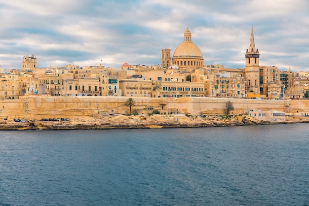 Oude de stadshorizon van Valletta tijdens zonsopgang. Malta