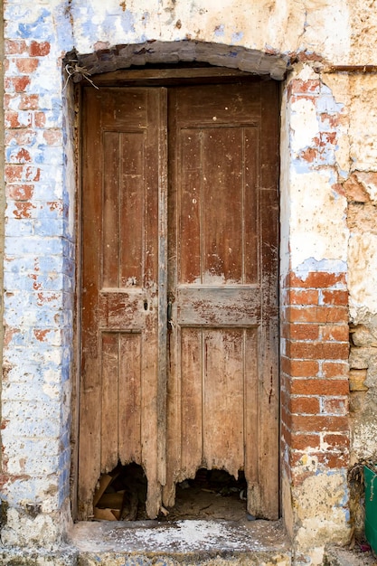 Oude deur, houten en muur textuur achtergrond