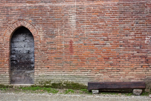 Foto oude deur van hout, italiaans kasteel in de buurt van turijn, nog steeds origineel