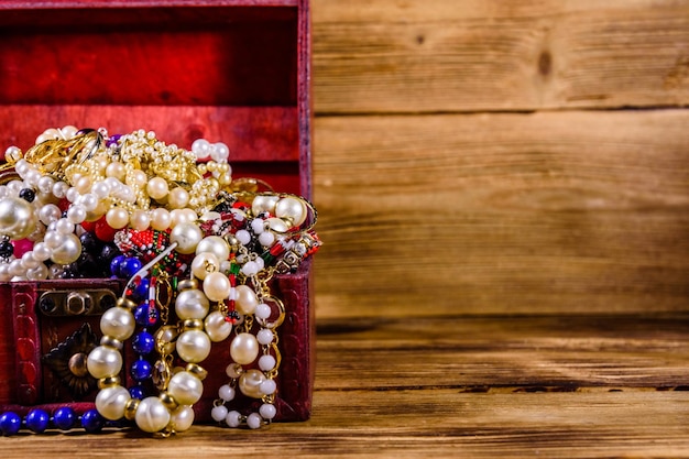 Oude doos van rood hout vol met de juwelen Schatkist